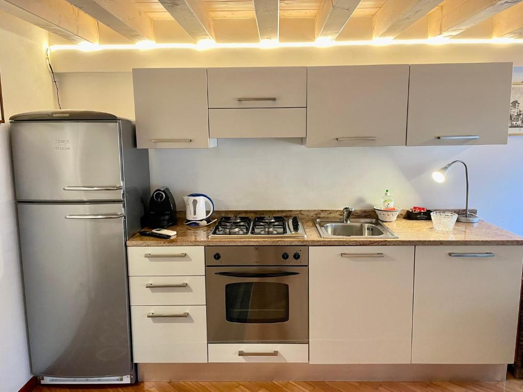 A kitchen or kitchenette at furlani apartment 1