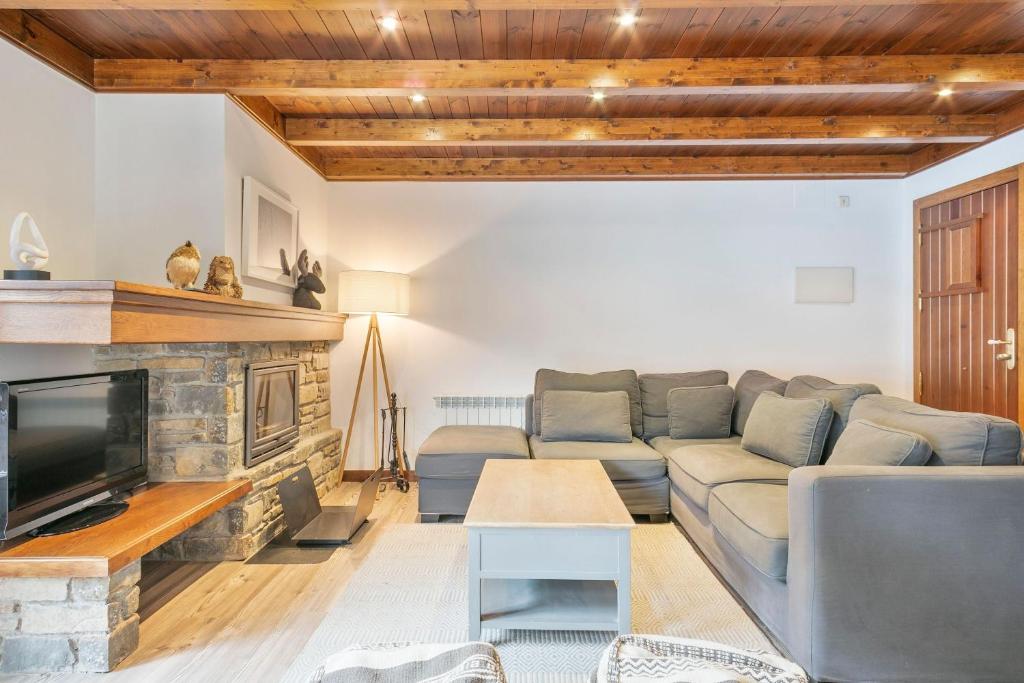 A seating area at Luderna - Apartamento Val de Ruda B1 Morèdo