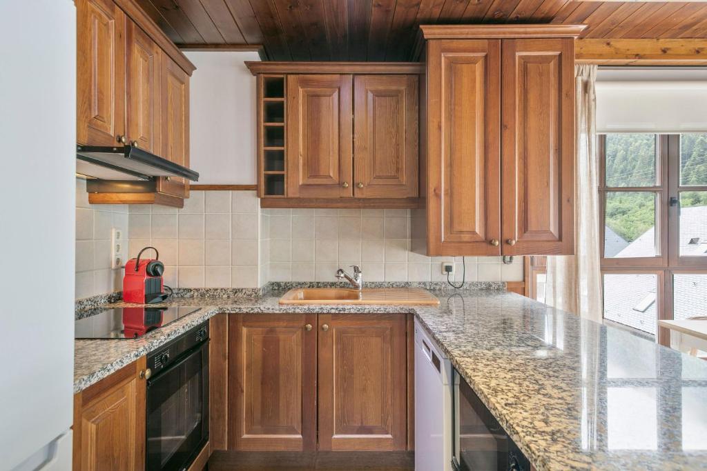 A kitchen or kitchenette at Luderna - Apartamento Val de Ruda B1 Morèdo