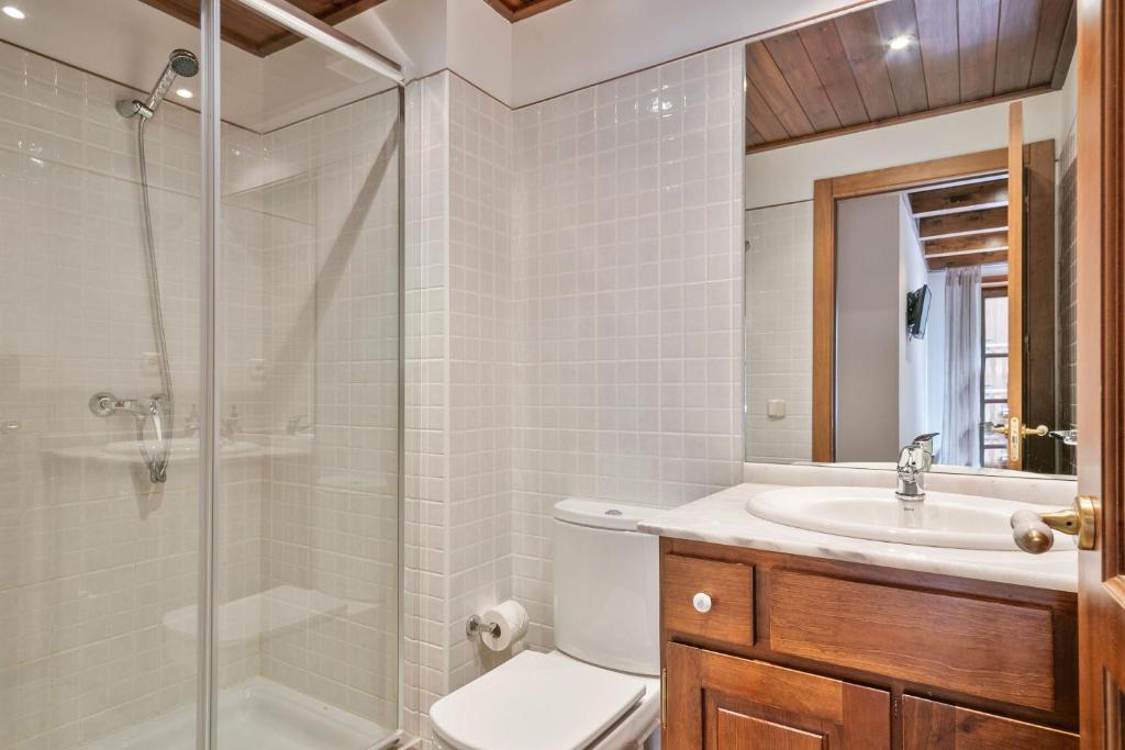 A bathroom at Luderna - Apartamento Val de Ruda B1 Morèdo