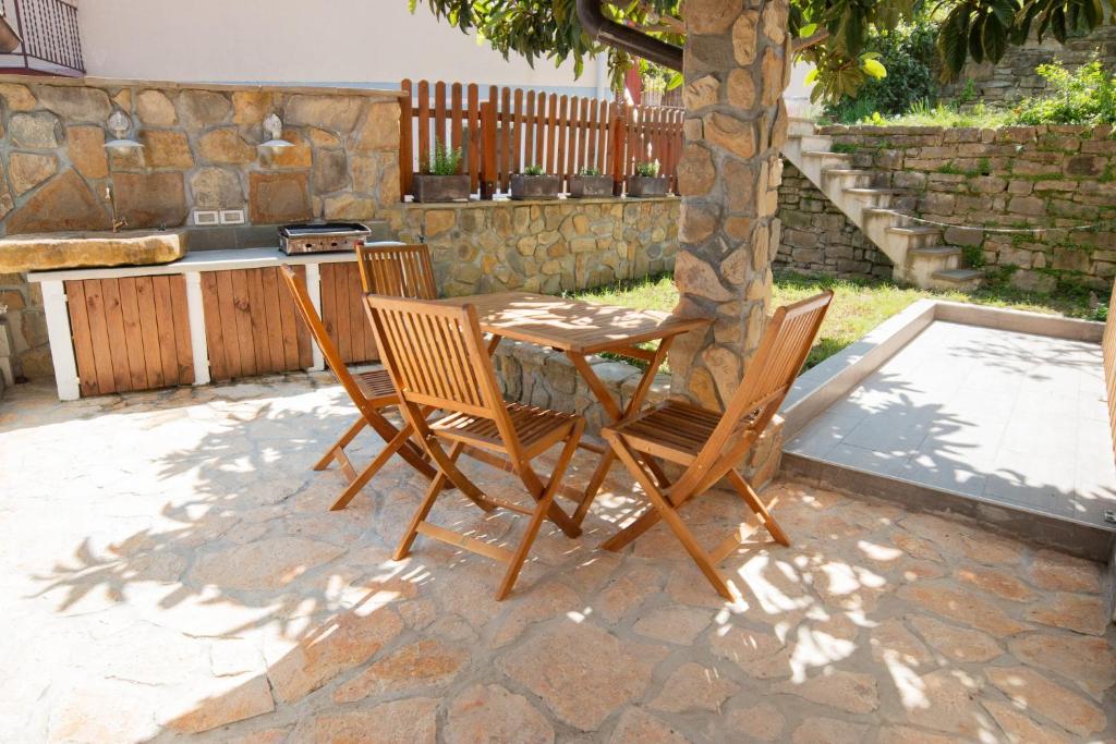 uma mesa e duas cadeiras sentadas num pátio em Bivalvia Apartments em Koper