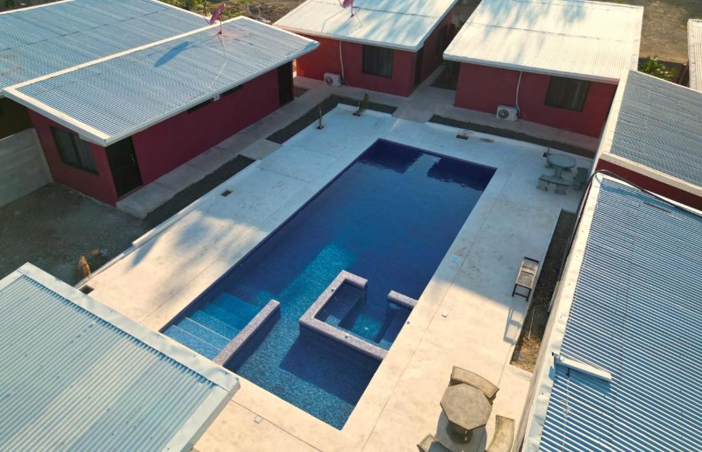 una vista aérea de una piscina entre dos edificios en Villas Bahía Salinas, en La Cruz