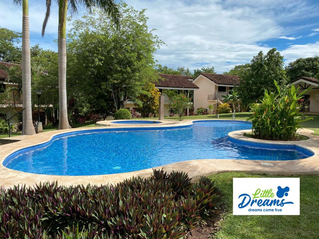 una piscina frente a una casa en Tucan Studio Ocotal, en Coco