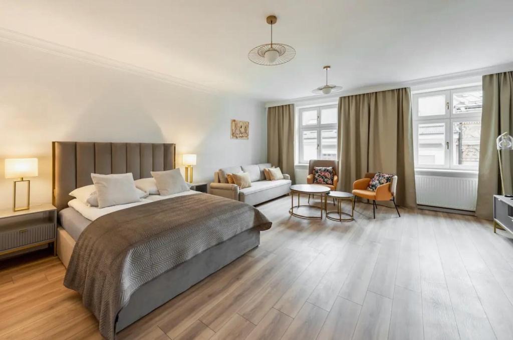 - une chambre avec un lit et un salon dans l'établissement Útulný byt s designovou rekonstrukcí, à Prague