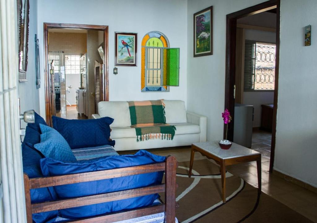 sala de estar con sofá y mesa en Canto do Sossego, en Pindamonhangaba