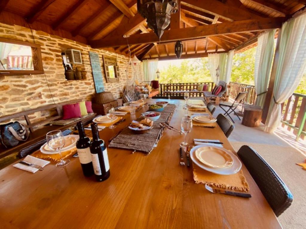 długi drewniany stół w pokoju z butelkami wina w obiekcie Casa Gelasio Private Pool 