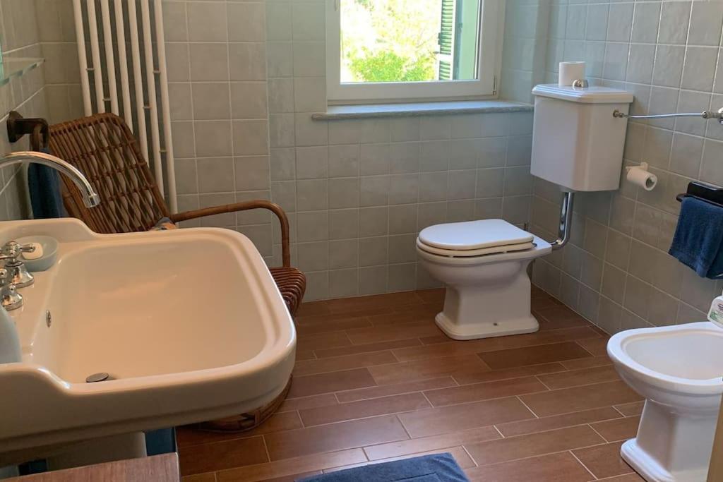 bagno con servizi igienici e lavandino di Villa Greta a Ponti