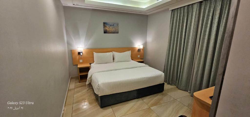 Postel nebo postele na pokoji v ubytování رام جده للشقق المخدومه Ram Jeddah