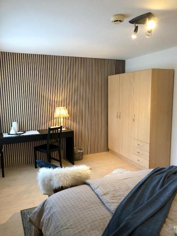 Postel nebo postele na pokoji v ubytování Ferienhaus Zulg-Doppelzimmer mit Gartenblick