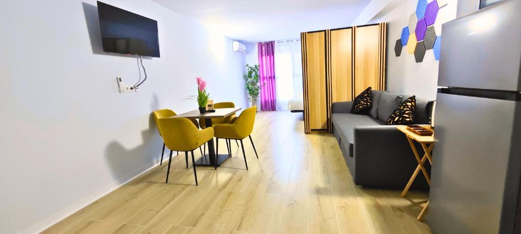 - un salon avec un canapé, une table et des chaises jaunes dans l'établissement Apartamentos Bulevar, à Valence