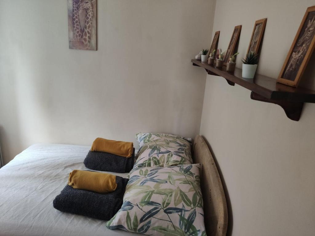 1 cama con 2 almohadas en una habitación en Pandora Nyaraló en Balatonmáriafürdő