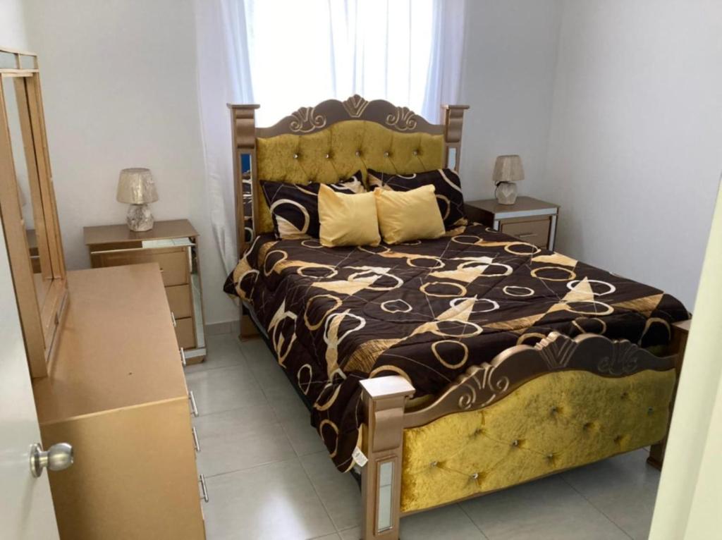 1 dormitorio con 1 cama y 2 mesitas de noche en Apartamento para reservar por tres días o más, en Concepción de La Vega