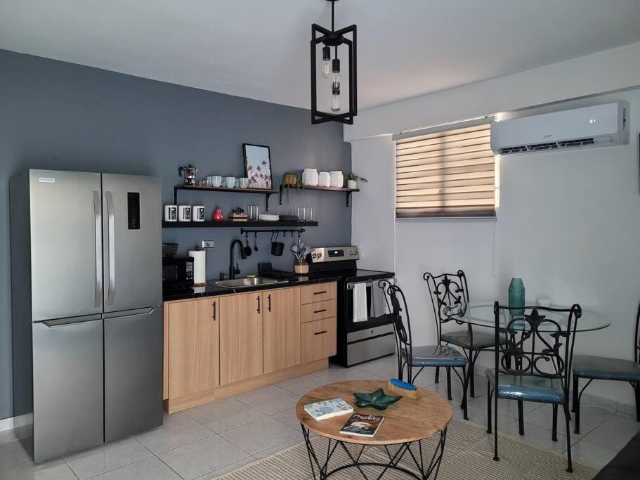 薩利納斯的住宿－Marina Bliss Apartment，厨房配有不锈钢冰箱和桌子