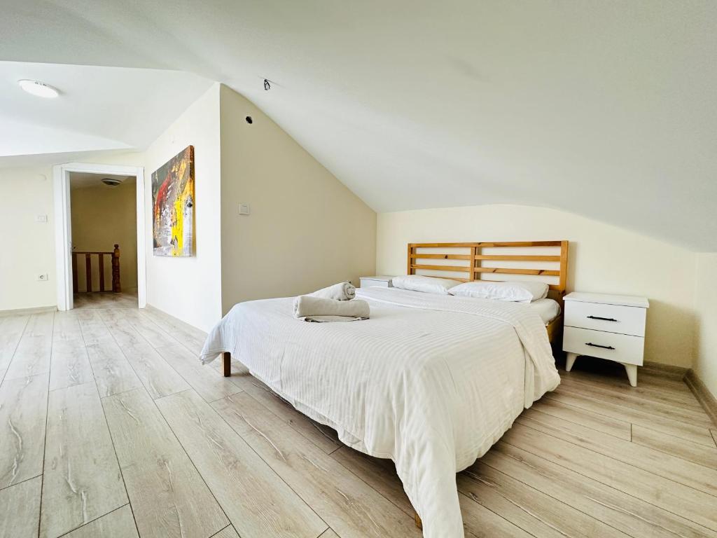 1 dormitorio con 2 camas y escalera en Modern Cozy Apt For Large Group and Families, en Estambul