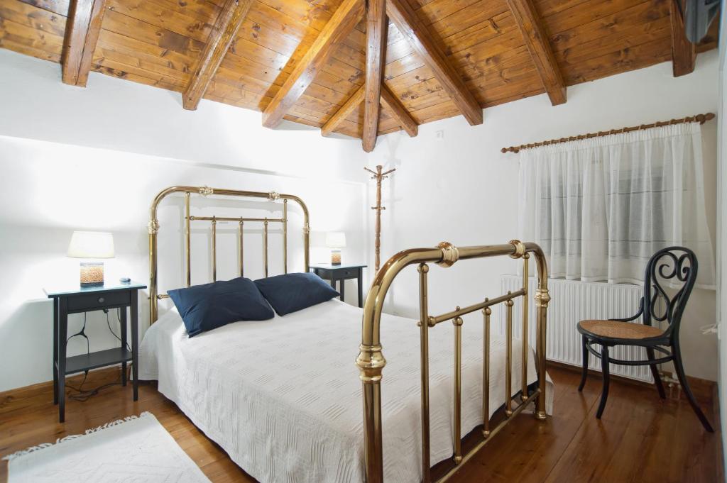 Ένα ή περισσότερα κρεβάτια σε δωμάτιο στο Cozy Attic Suite - Elia Apartments Chrisso