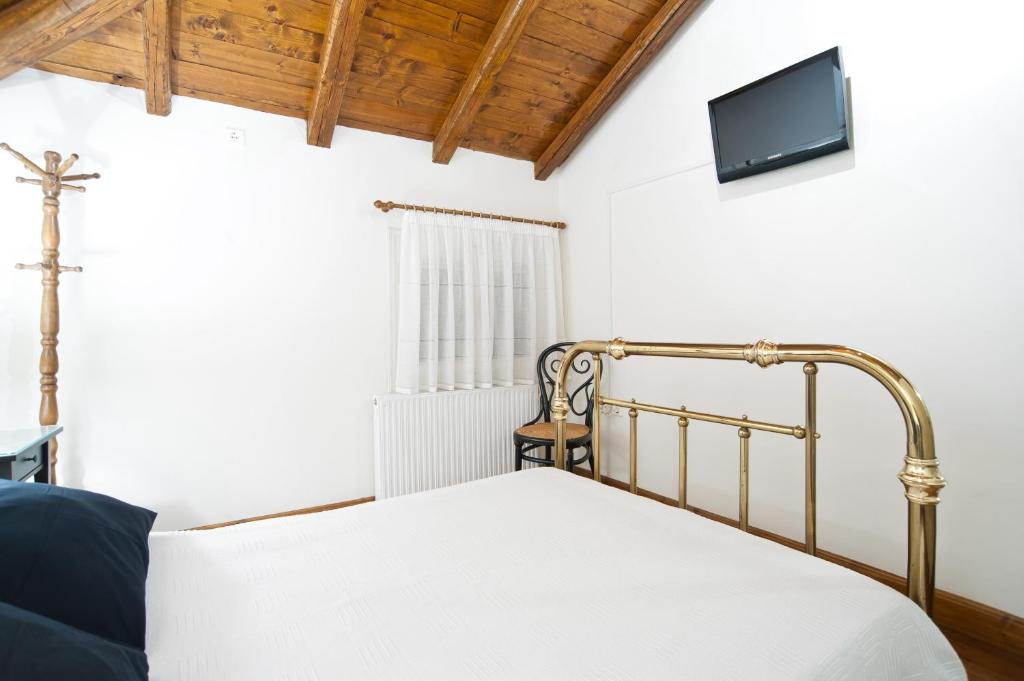 Ένα ή περισσότερα κρεβάτια σε δωμάτιο στο Cozy Attic Suite - Elia Apartments Chrisso