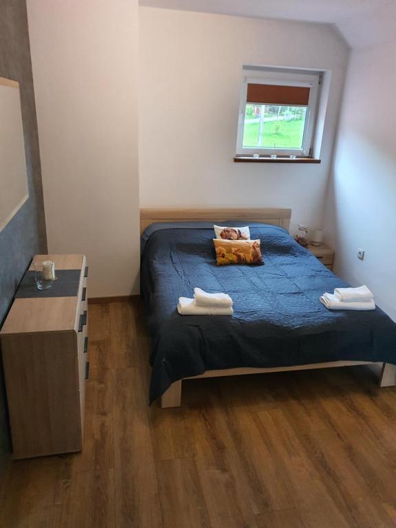 Кровать или кровати в номере Apartament pod lasem