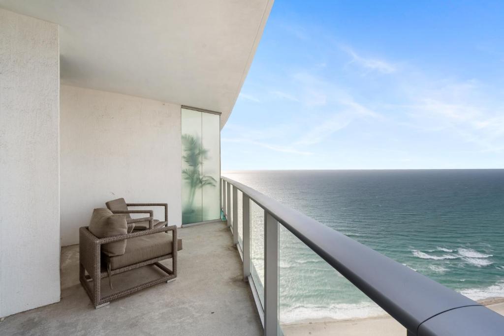 a room with a view of the ocean at High Floor Corner 2 BDR in Hyde Resort in Hollywood