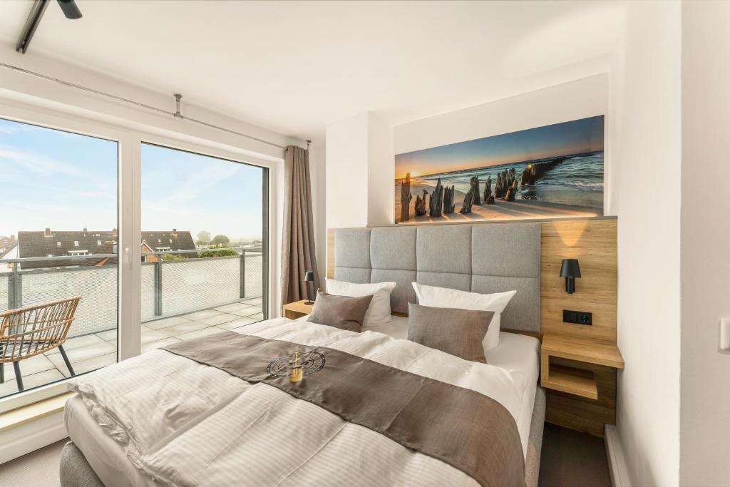 1 dormitorio con cama grande y ventana grande en Quartier’76 en Dahme