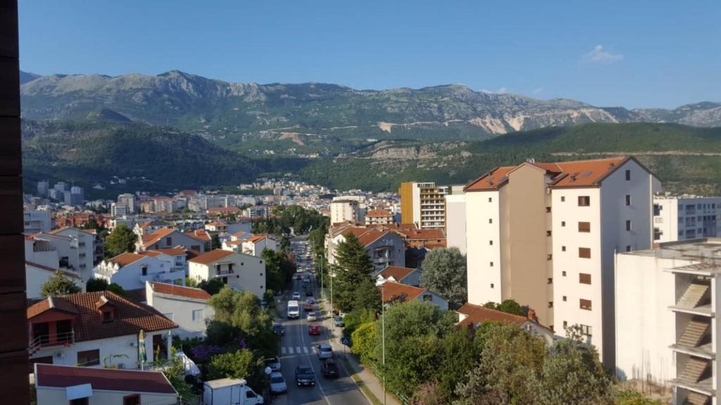 uitzicht op een stad met bergen op de achtergrond bij Holiday Apartment in Budva