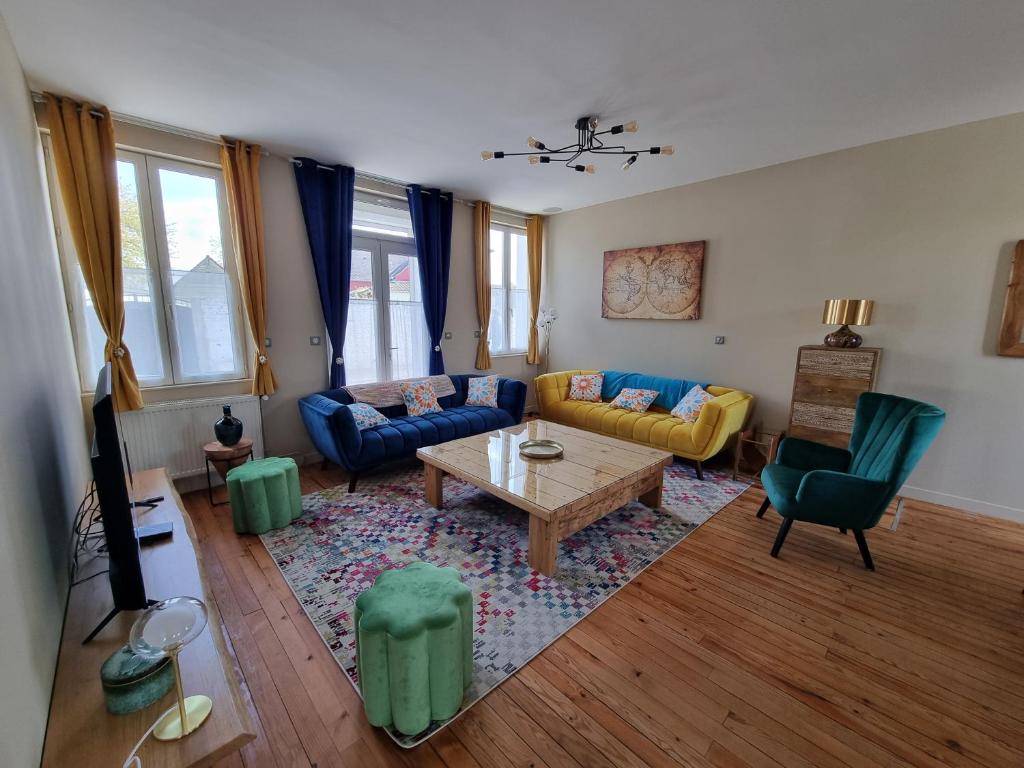 a living room with a couch and a table at Le Coin Cosy in Saint-Valery-sur-Somme