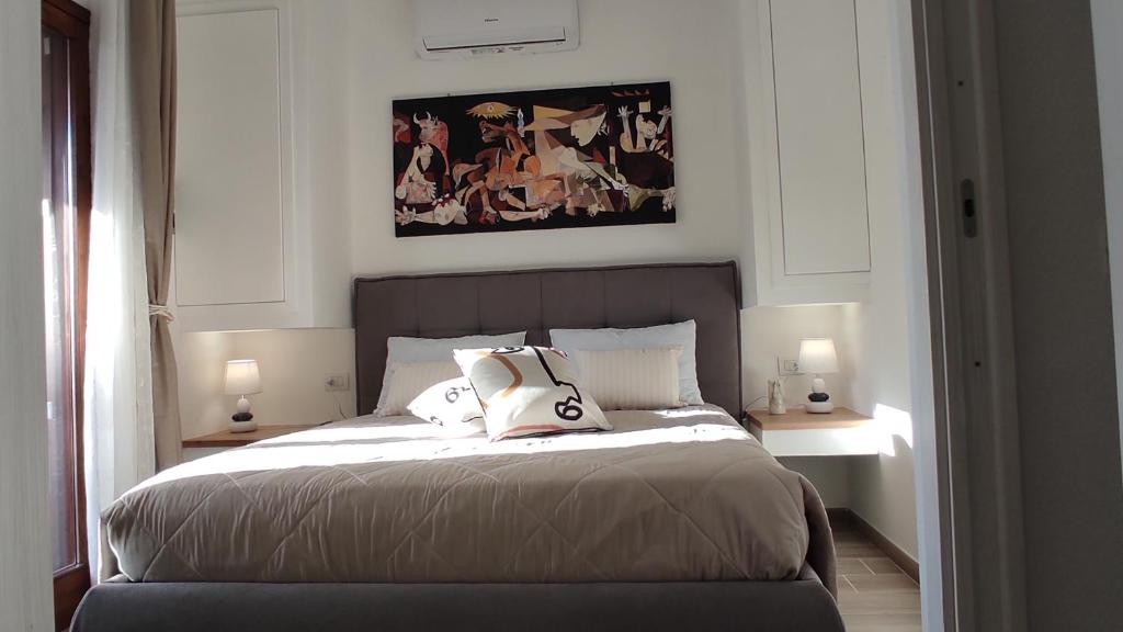 Un dormitorio con una cama grande con dos mesitas de noche. en Casa Gisa, en Olbia