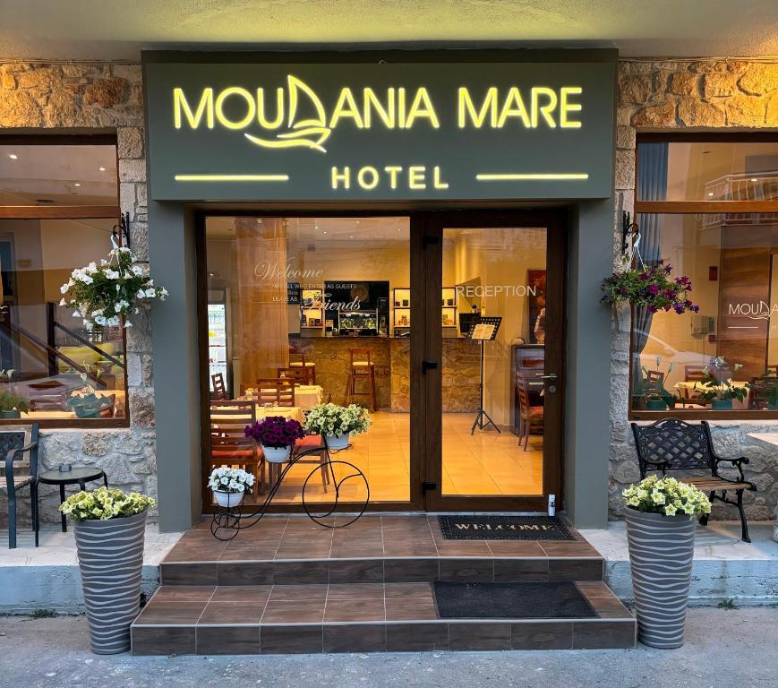 een mummiana mare hotelbord aan de voorzijde van een gebouw bij Moudania Mare Hotel in Nea Moudania