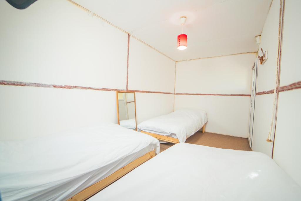 Postel nebo postele na pokoji v ubytování Shiva Camp