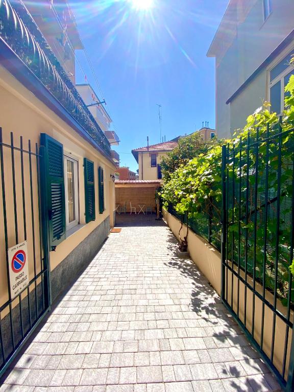 a fence in front of a building with plants at Il giardino al mare in Varazze