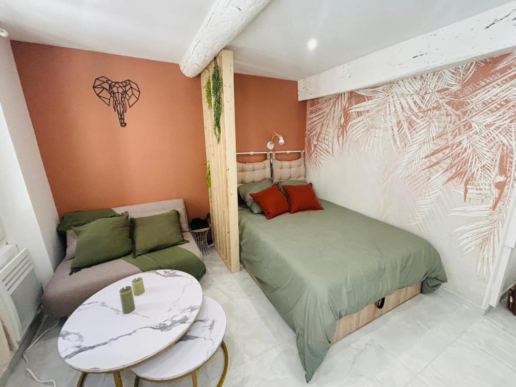 Кровать или кровати в номере Le Charvet, Studio cosy en plein cœur de Hyères