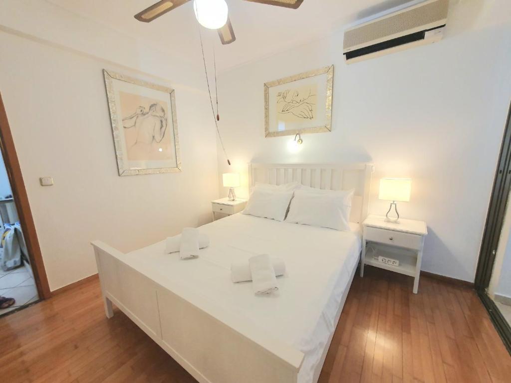 Ένα ή περισσότερα κρεβάτια σε δωμάτιο στο Kavouri Seaside 85sqm Apartment 5' from the beach