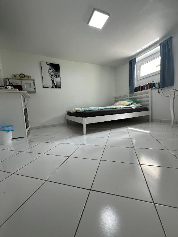 Postel nebo postele na pokoji v ubytování Simple room in Luxembourg city