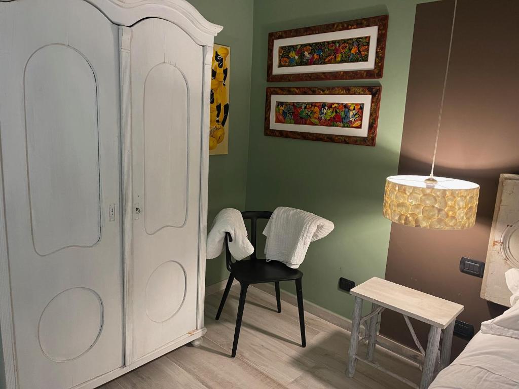 コンヴェルサーノにあるJENNY HOUSEの白いキャビネットとテーブル付きのベッドルーム1室