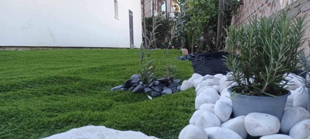 a garden with rocks and plants in a yard at Un petit coin au calme in Carnoux