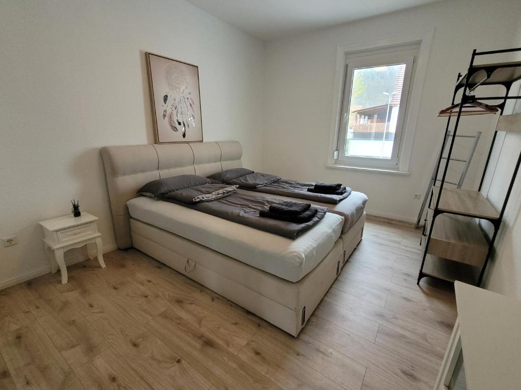 um quarto com uma cama grande num quarto em Ferienwohnung und Monteurzimmer em Albstadt