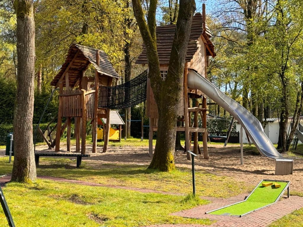 Herní místnost nebo prostor pro děti v ubytování VELUWSHOF HOENDERLOO HOLIDAYS Luxe Holidayhomes with PRIVATE JACUZZI'S - SwimmingPool - Tennis Court - Bowling - Supermarket and Children Entertainment