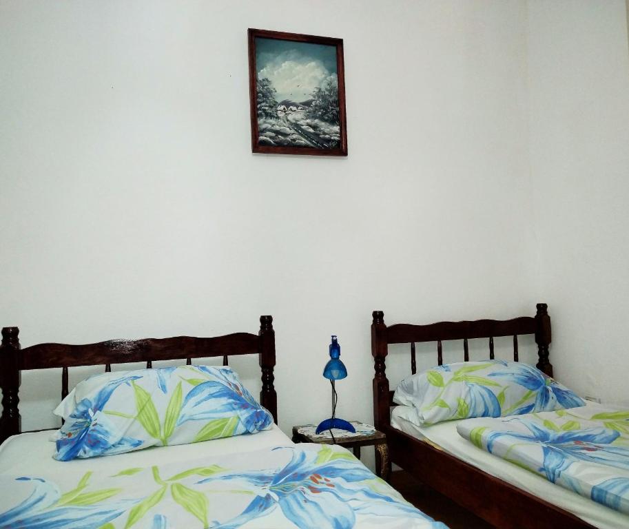 dos camas sentadas una al lado de la otra en un dormitorio en Bistrički mir 1 en Petrovac na Mlavi