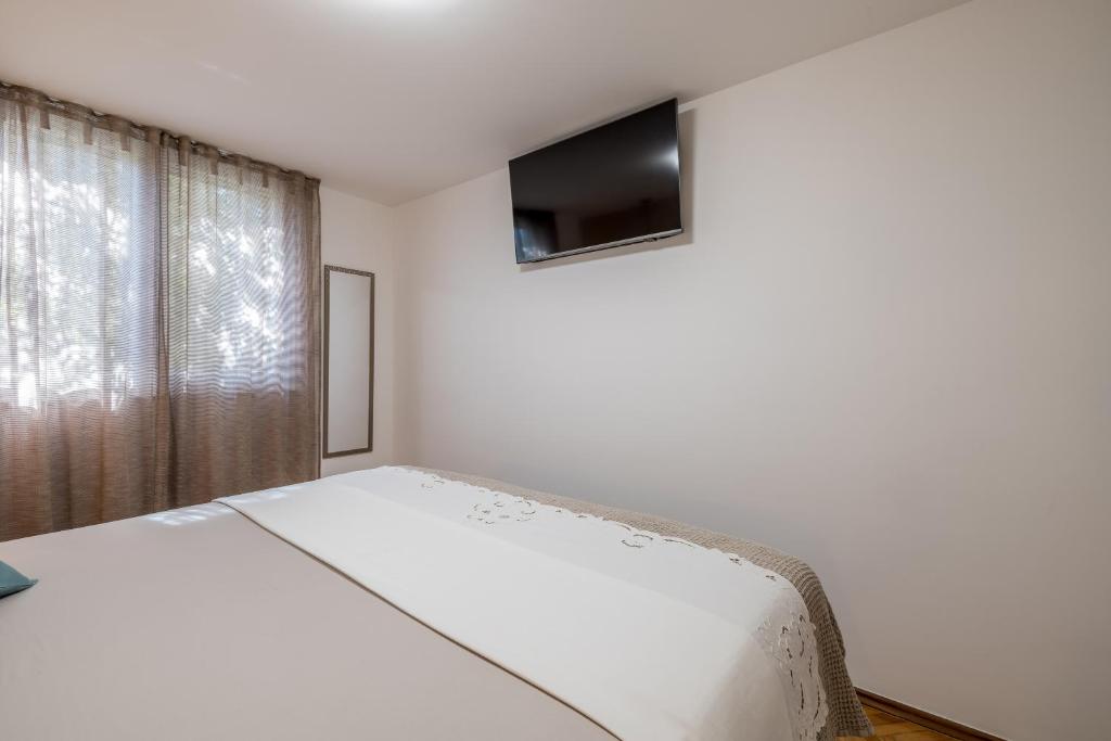 Televízia a/alebo spoločenská miestnosť v ubytovaní Olive Shade - Apartment near the Beach
