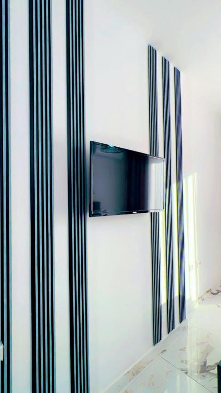 Uma televisão e/ou sistema de entretenimento em Princ Apartment studio for 4