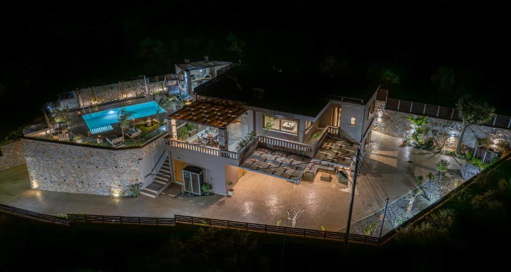 Bazén v ubytovaní Villa Lady Dafni with private heated pool alebo v jeho blízkosti