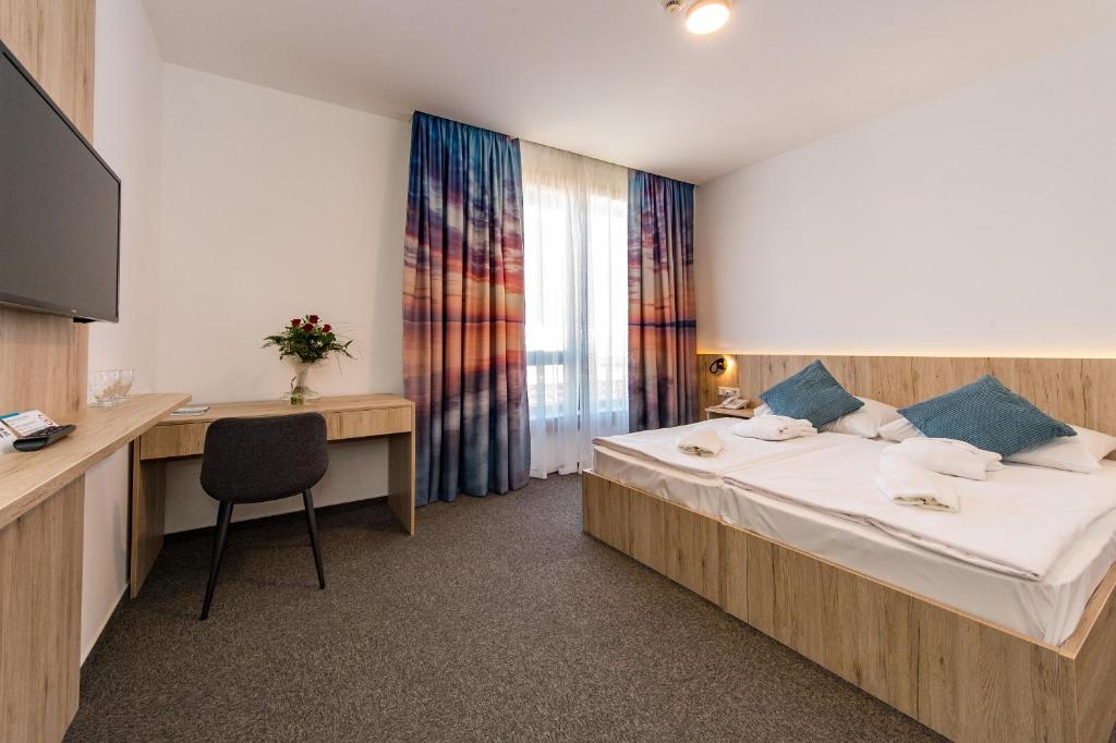 Postel nebo postele na pokoji v ubytování Akadémia Hotel