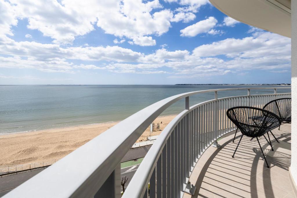 - un balcon avec 2 chaises et la plage dans l'établissement HEOL, 5ème étage,Face mer, à La Baule
