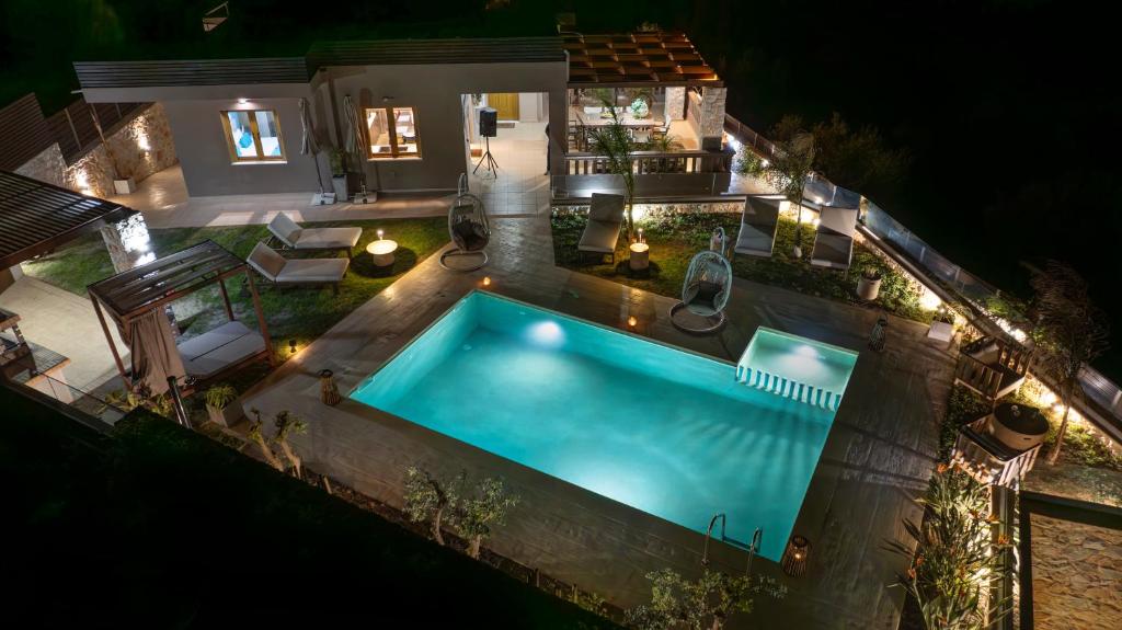 Bazén v ubytovaní Villa Lady Dafni with private heated pool alebo v jeho blízkosti