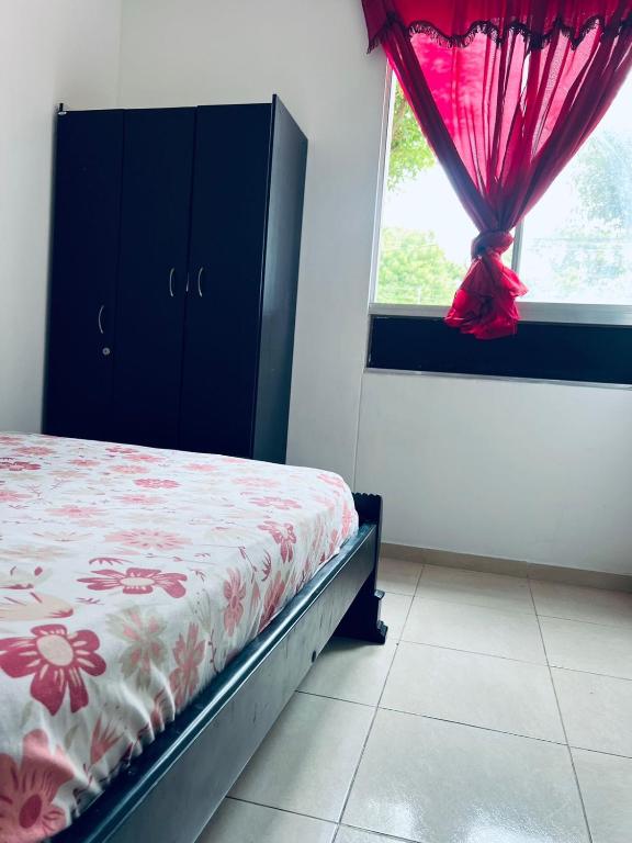 Schlafzimmer mit einem Bett und einem Fenster in der Unterkunft ESTANCIA MINIMA 3 NOCHES APARTAMENTO 3 HABITACIONES - 5 PERSONAS no aire acondicionado in Valledupar