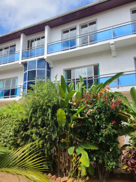 een appartementencomplex met planten ervoor bij Hotel Les Cygnes in Antananarivo