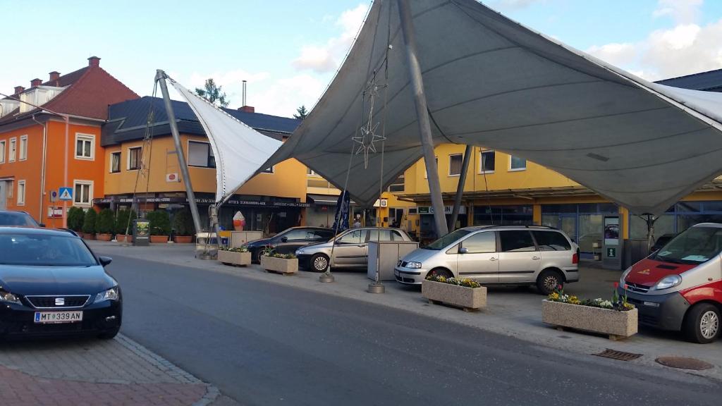 un grupo de coches estacionados al lado de una calle en Zimmervermietung Müller, en Zeltweg