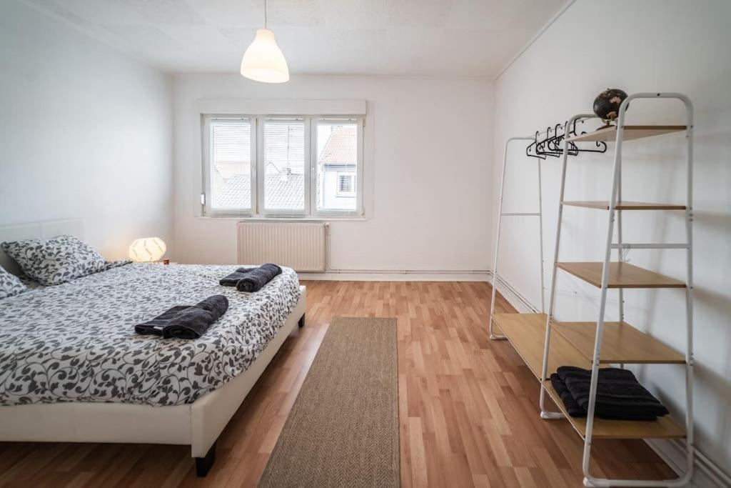 une chambre avec un lit et une étagère dans l'établissement Mondelange - à 2 pas d'Amnéville, à Mondelange