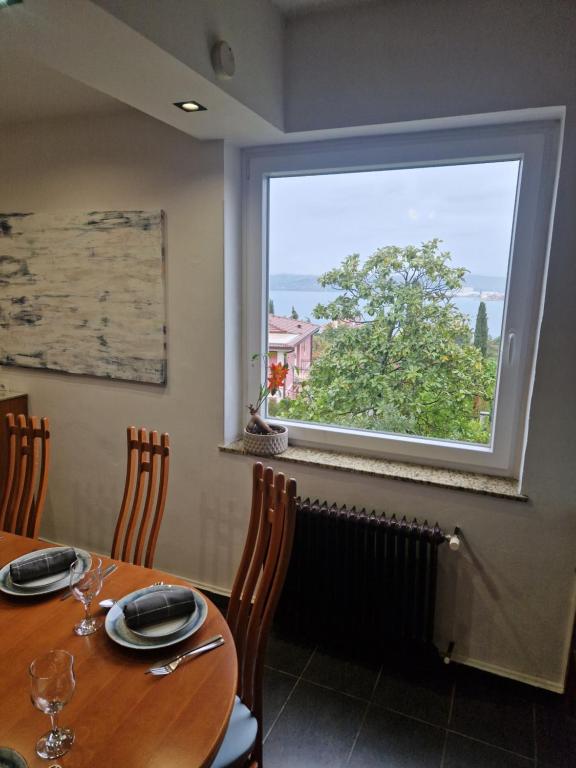jadalnia ze stołem i oknem w obiekcie apartmans robo w Koprze