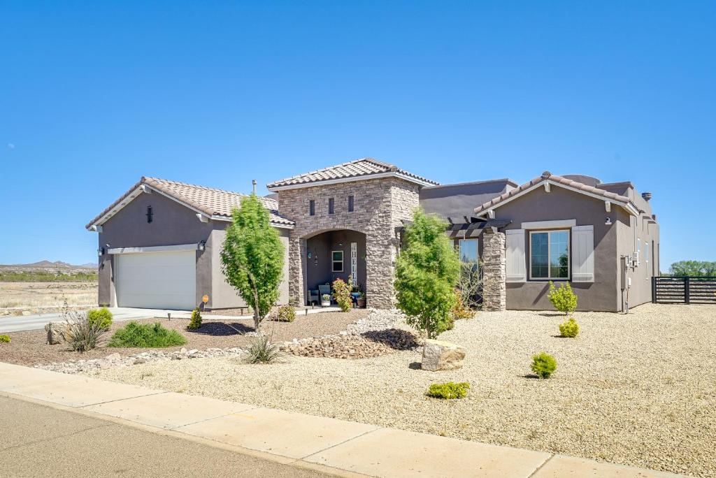 uma casa grande com uma entrada em Las Cruces Home Rental with Organ Mountain Views! em Las Cruces