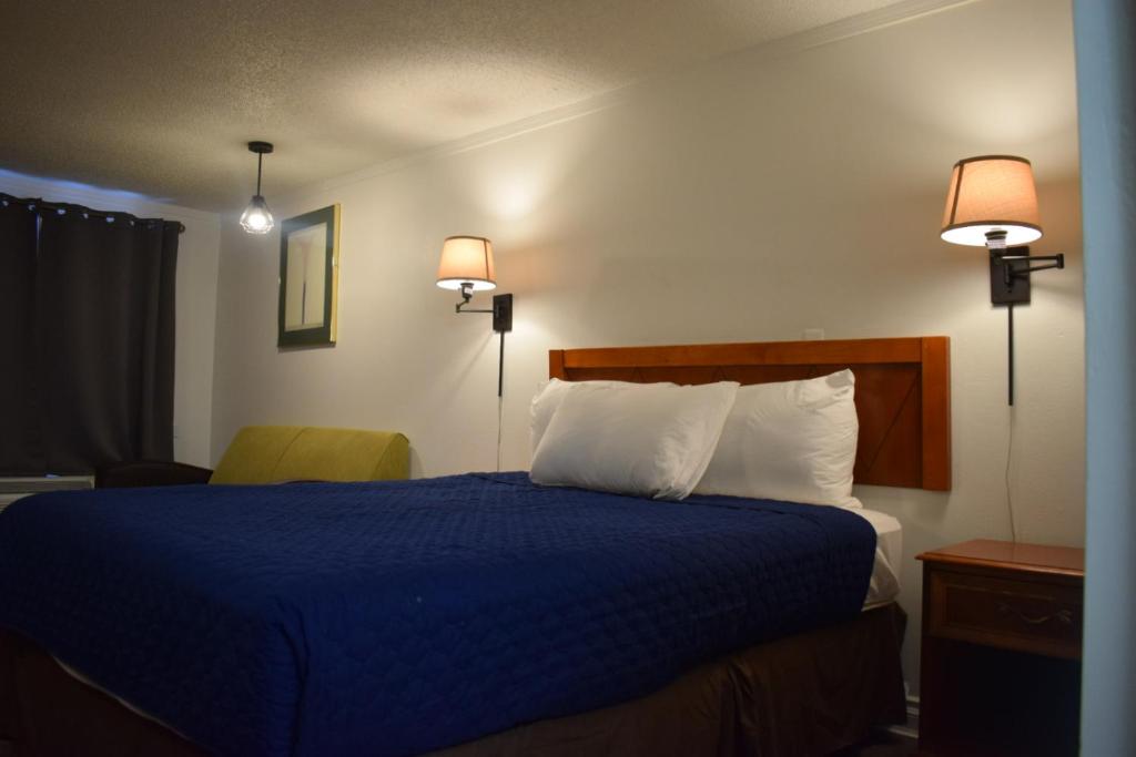 Knights Inn Farmington Hills - King Bed Non-Smoking